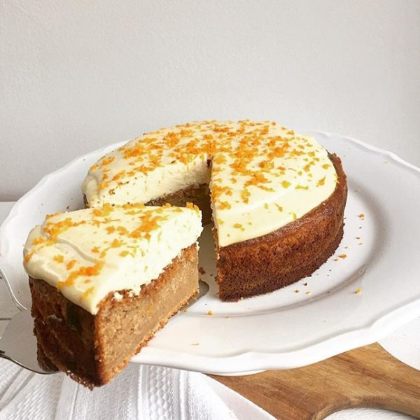 Pomarančová vianočná torta so snehovou čiapkou